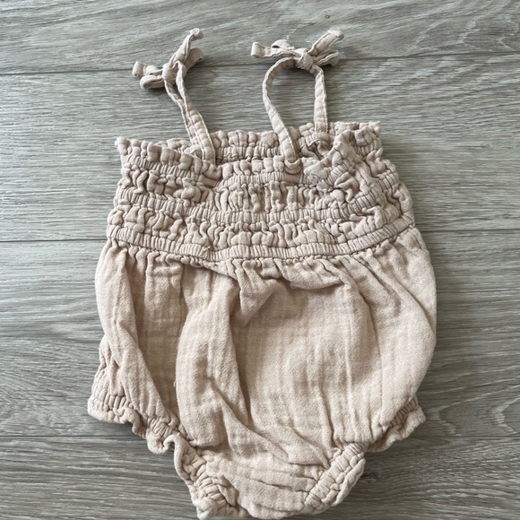 Various Rompers 6-12M - Picture 5 of 9